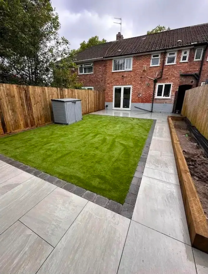 Artificial lawn with paved border