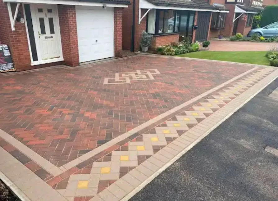 Block paved driveway with feature inlay