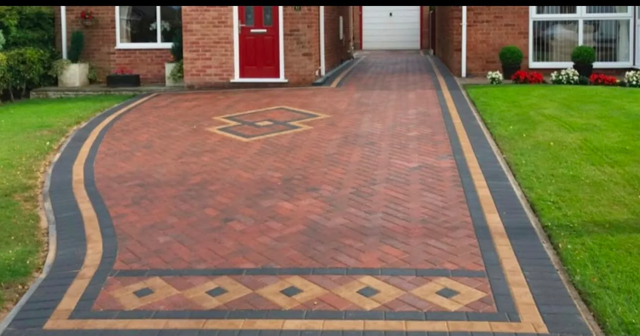 Block paved driveway with inlay and border