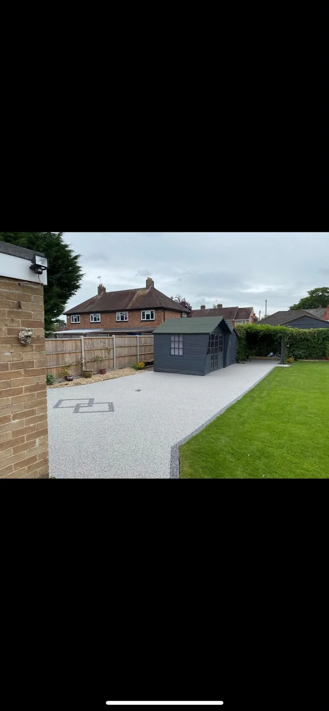 Resin bound driveway with a feature motif
